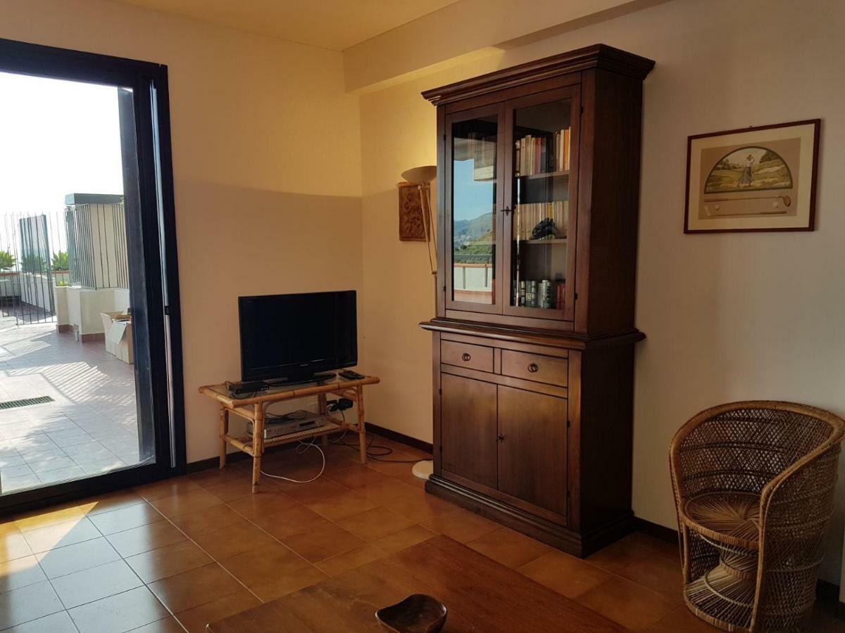 Апартаменты Elisa'S House Таормина Экстерьер фото